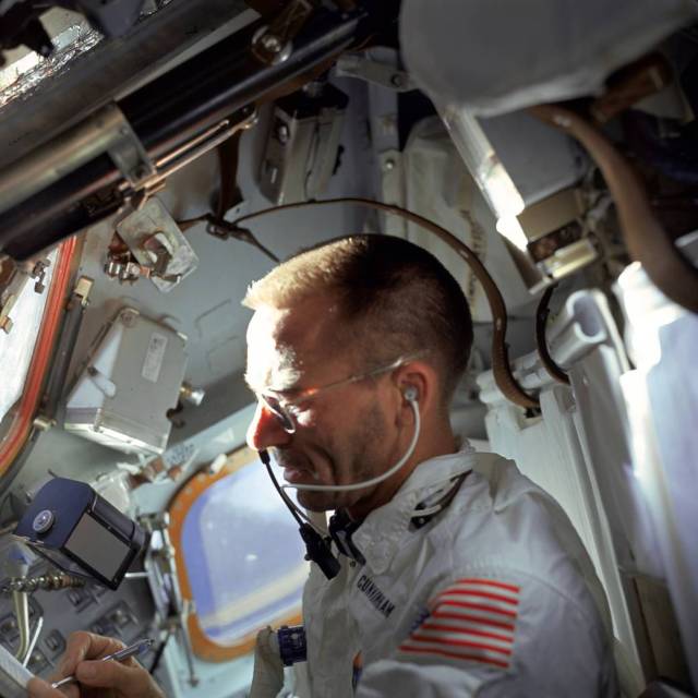 Pilot modułu księżycowego Walter Cunningham pisze piórem kosmicznym podczas wykonywania zadań w dziewiątym dniu misji Apollo 7. (Październik 1968)