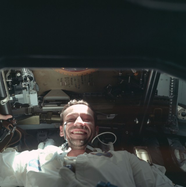 Astronauta Donn F. Eisele, pilot dowodzący misji Apollo 7, uśmiecha się, gdy jest fotografowany podczas chwilowej przerwy w dziewiątym dniu misji Apollo 7. (20 października 1968)